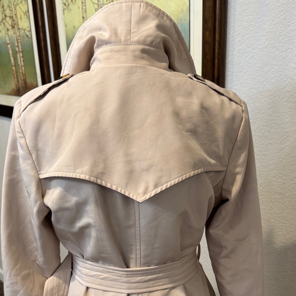 Authentic Burberry Light Tan Trench Coat - Picture 6 of 17